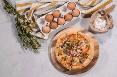 Beyaz masaya pişirme için malzemeler pişirme ile ev yapımı pizza