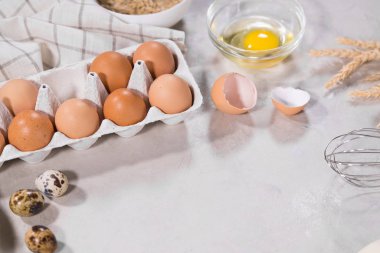 Beyaz masaya pişirme için malzemeler pişirme tarifi şablonu