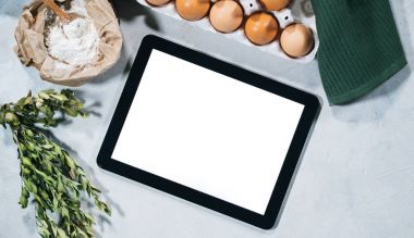 Maddeler yanında dijital tablet pişirme için pişirme tarifi şablonu