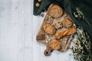 Masada çikolata parçaları ile ev yapımı çok tahıl tanımlama