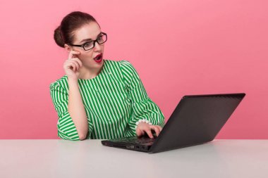 Dizüstü bilgisayar kullanarak gözlük şok çekici genç esmer kadın 