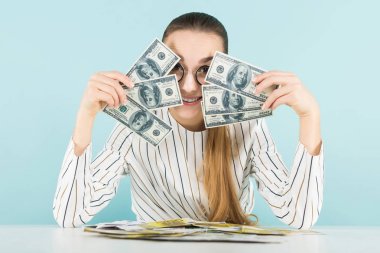 Şık gözlük ile çok para masadan güzel kız