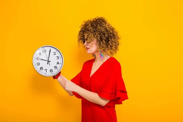 Attrayant Jeune Femme Aux Cheveux Bouclés Robe Rouge Tenant Horloge — Photo