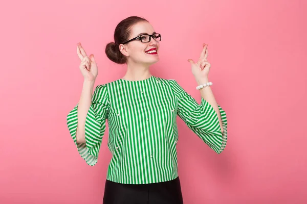 Hermosa Mujer Joven Gafas Con Estilo Sosteniendo Los Dedos Cruzados — Foto de Stock