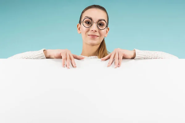 Chica Bonita Gafas Con Estilo Sosteniendo Banner Blanco Contra Fondo — Foto de Stock