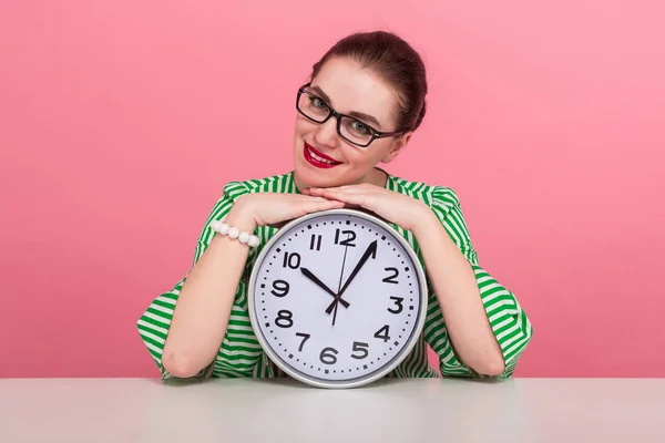 Ελκυστική Νεαρή Γυναίκα Μελαχρινή Γυαλιά Κρατώντας Ρολόι Τοίχου Και Βλέπουν — Φωτογραφία Αρχείου