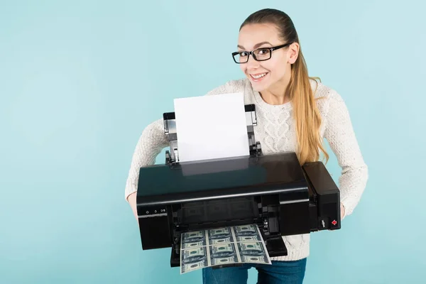 Hübsches Mädchen Mit Stylischer Brille Druckt Falschgeld Auf Modernem Drucker — Stockfoto