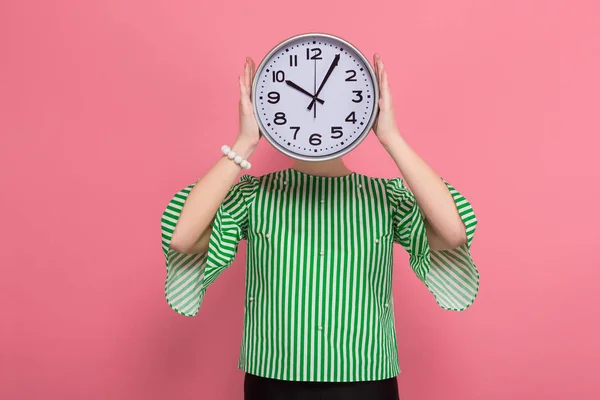 Attraktive Junge Brünette Frau Mit Brille Und Wanduhr Vor Dem — Stockfoto