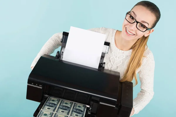 Hübsches Mädchen Mit Stylischer Brille Druckt Falschgeld Auf Modernem Drucker — Stockfoto