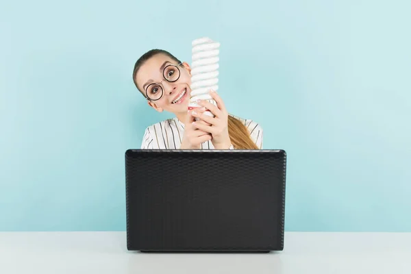 Chica Bonita Gafas Con Estilo Sentado Mesa Con Ordenador Portátil — Foto de Stock