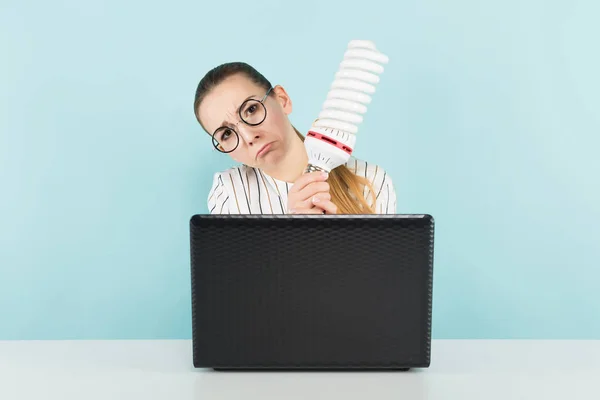 Chica Bonita Gafas Con Estilo Sentado Mesa Con Ordenador Portátil — Foto de Stock