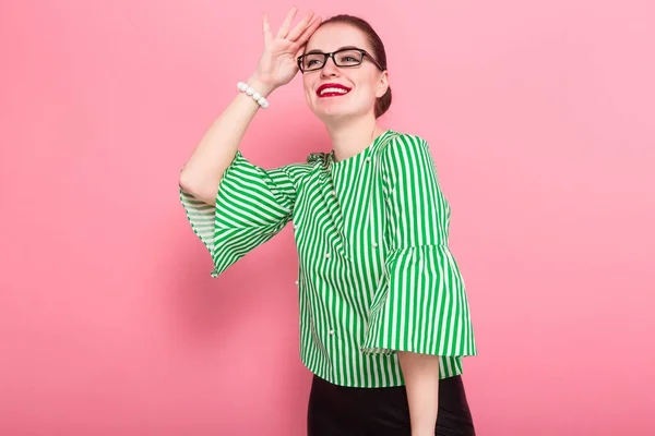 Hermosa Joven Con Gafas Con Estilo Sosteniendo Mano Cerca Cabeza — Foto de Stock