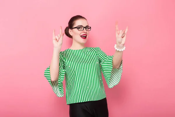 Schöne Junge Frau Stylischer Brille Mit Rock Geste — Stockfoto