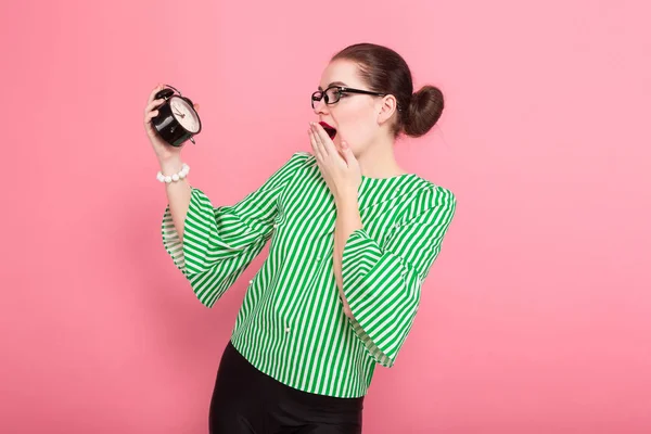 Sorprendido Hermosa Mujer Joven Gafas Con Estilo Celebración Despertador — Foto de Stock