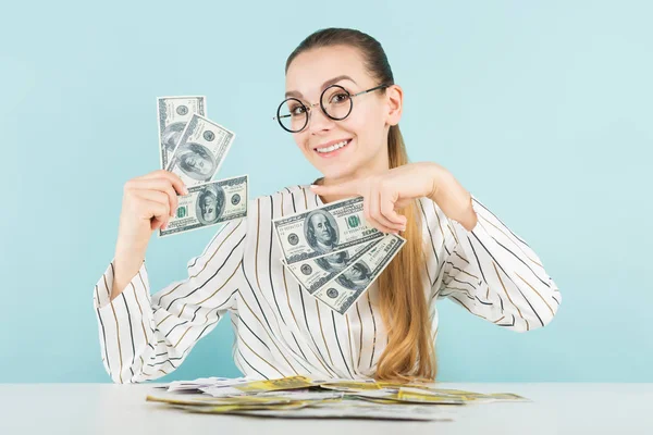 Pretty Girl Stylish Eyeglasses Sitting Table Lot Money — Stock Photo, Image