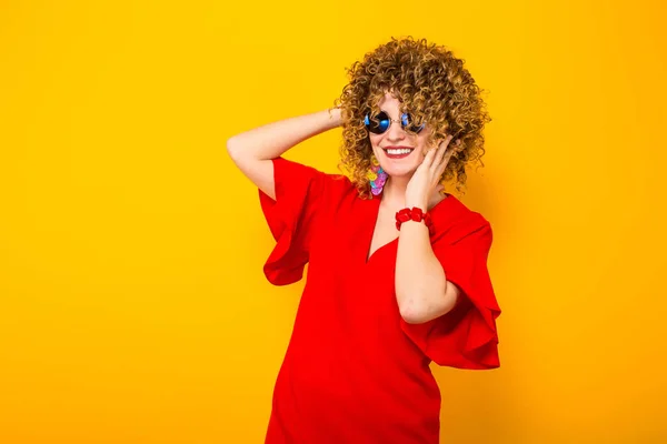 Aantrekkelijke Jonge Gekrulde Haired Vrouw Rode Jurk Zonnebril Poseren Gele — Stockfoto