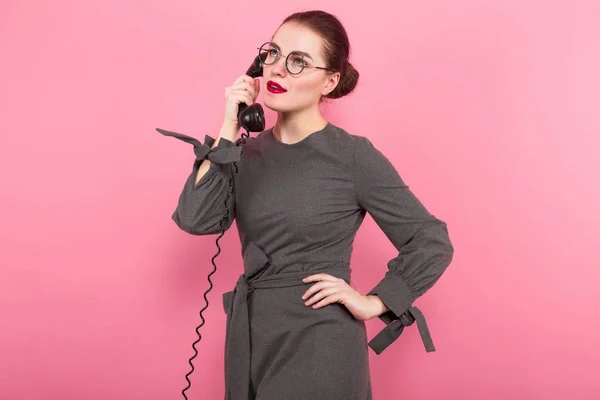 Atractiva Joven Morena Mujer Gafas Que Habla Por Teléfono Viejo — Foto de Stock