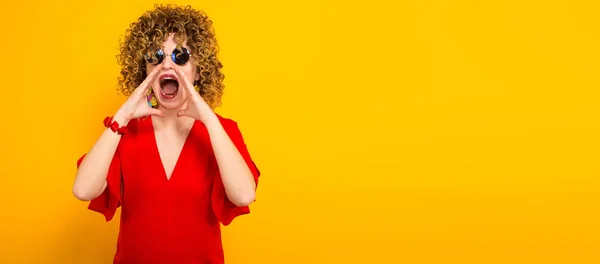 Atractiva Joven Mujer Pelo Rizado Vestido Rojo Gafas Sol Gritando — Foto de Stock