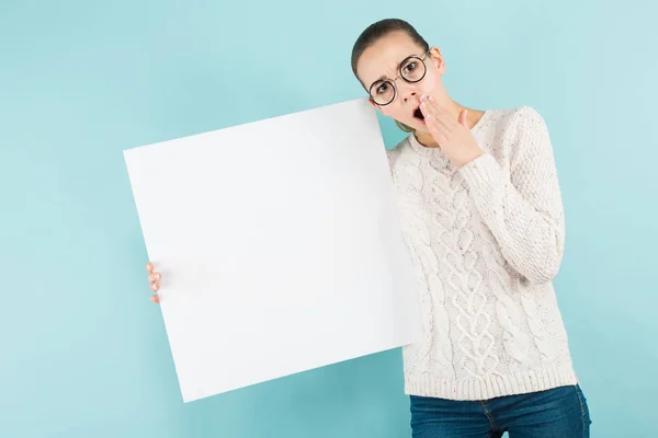 Chica Bonita Gafas Con Estilo Sosteniendo Banner Blanco Contra Fondo — Foto de Stock