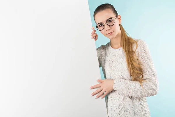 Chica Bonita Gafas Con Estilo Sosteniendo Banner Blanco Contra Fondo — Foto de Stock