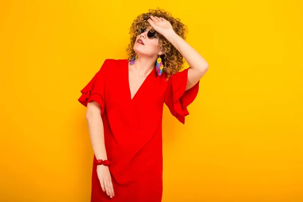 Atractiva Joven Mujer Pelo Rizado Vestido Rojo Gafas Sol Sosteniendo — Foto de Stock