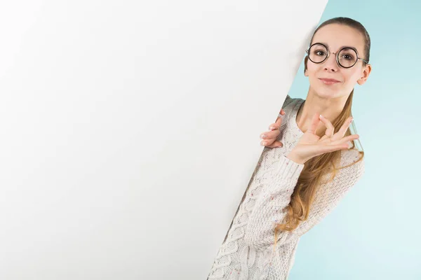 Chica Bonita Gafas Con Estilo Sosteniendo Banner Blanco Mostrando Gesto — Foto de Stock