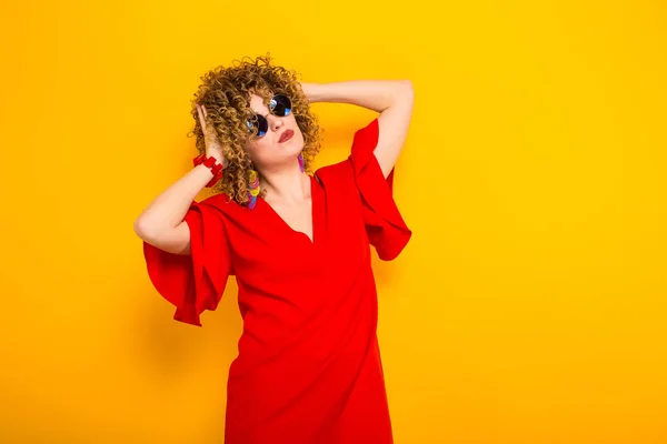 Mulher Cabelos Encaracolados Jovem Atraente Vestido Vermelho Óculos Sol Segurando — Fotografia de Stock