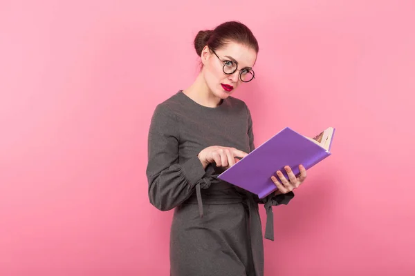 Attrayant Jeune Femme Brune Dans Des Lunettes Lecture Livre Sur — Photo