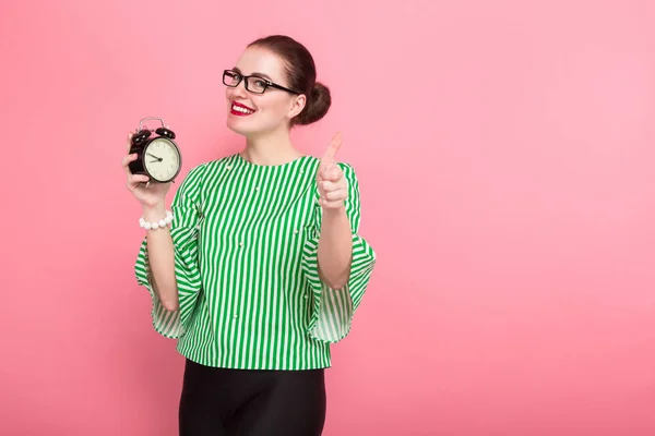 Hermosa Joven Con Gafas Con Estilo Sosteniendo Despertador Apuntando Cámara — Foto de Stock