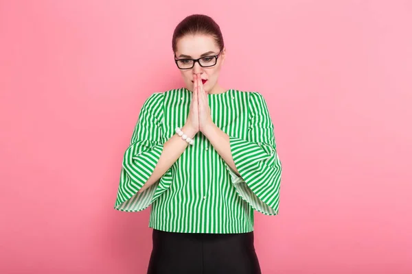 Hermosa Mujer Joven Gafas Con Estilo Mendigando Contra Fondo Del — Foto de Stock