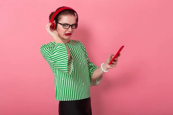 Linda Mujer Morena Joven Con Auriculares Rojos Sosteniendo Teléfono Inteligente — Foto de Stock