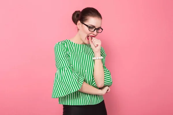 Mujer Joven Hermosa Enojada Gafas Con Estilo Sobre Fondo Rosa — Foto de Stock