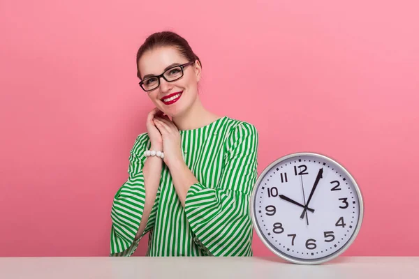 Atractiva Joven Morena Gafas Con Reloj Pared Sentada Mesa — Foto de Stock
