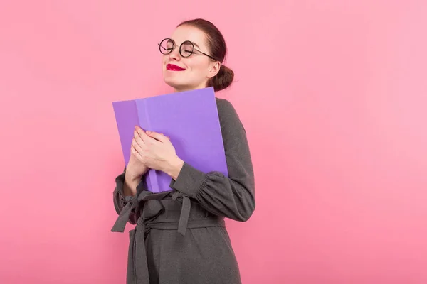 Attrayant Jeune Femme Brune Dans Les Lunettes Tenant Livre Souriant — Photo