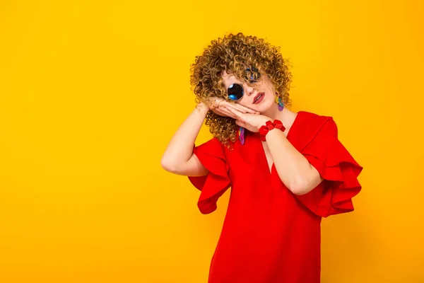 Aantrekkelijke Jonge Gekrulde Haired Vrouw Rode Jurk Zonnebril Met Handen — Stockfoto