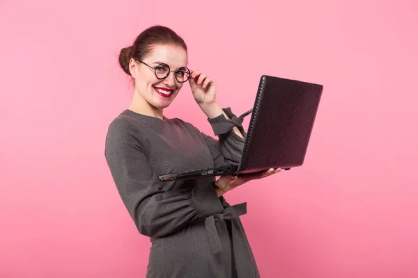 Atractiv Tineri Bruneta Femeie Ochelari Holding Laptop — Fotografie, imagine de stoc