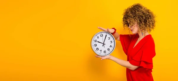 Attrayant Jeune Femme Aux Cheveux Bouclés Robe Rouge Tenant Horloge — Photo