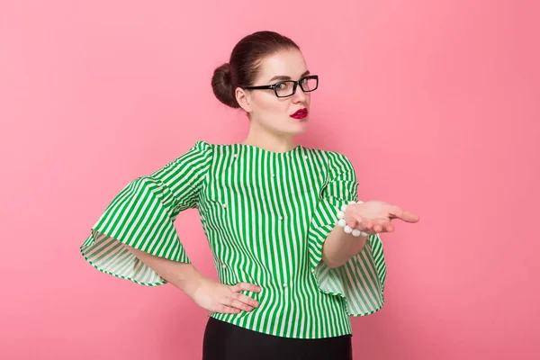 Schöne Junge Frau Mit Stylischer Brille Gestikuliert Vor Rosa Hintergrund — Stockfoto