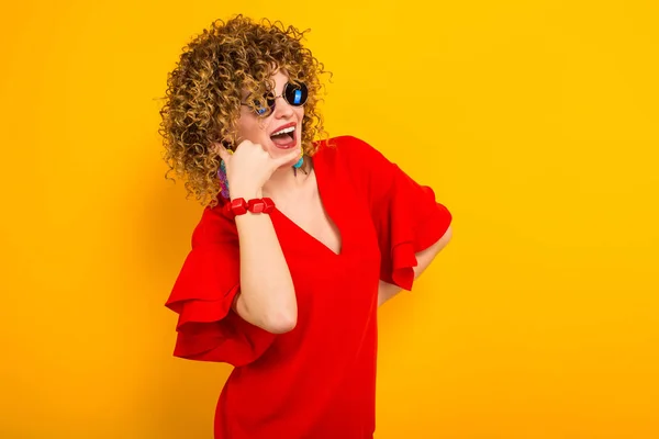 Atractiva Joven Mujer Pelo Rizado Vestido Rojo Gafas Sol Que — Foto de Stock