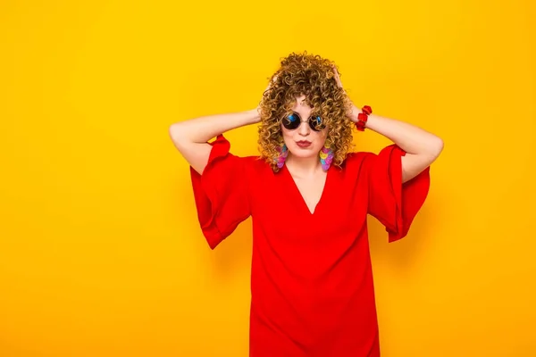 Vakker Ung Krøllete Kvinne Rød Kjole Solbriller Som Holder Hendene – stockfoto