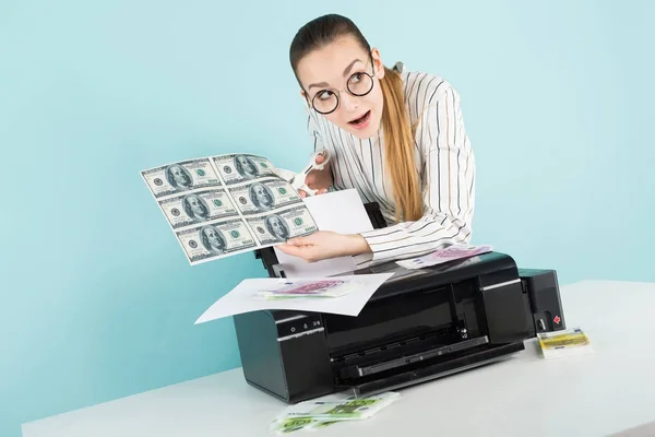 Bella Ragazza Occhiali Alla Moda Stampa Soldi Falsi Stampante Moderna — Foto Stock