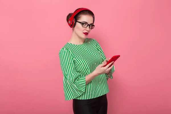 Attractive Young Brunette Woman Red Headphones Text Messaging Smartphone — Stock Photo, Image