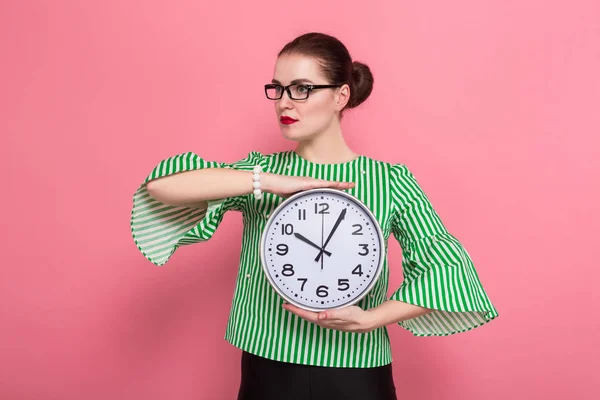 Aantrekkelijke Jonge Brunette Vrouw Brillen Houden Muur Ckock Roze Achtergrond — Stockfoto