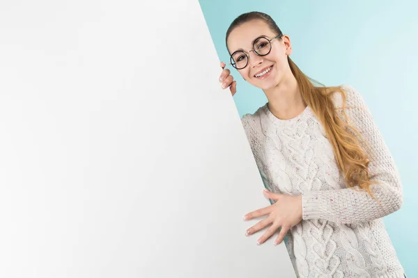 Menina Bonita Óculos Elegantes Segurando Banner Branco Contra Fundo Estúdio — Fotografia de Stock