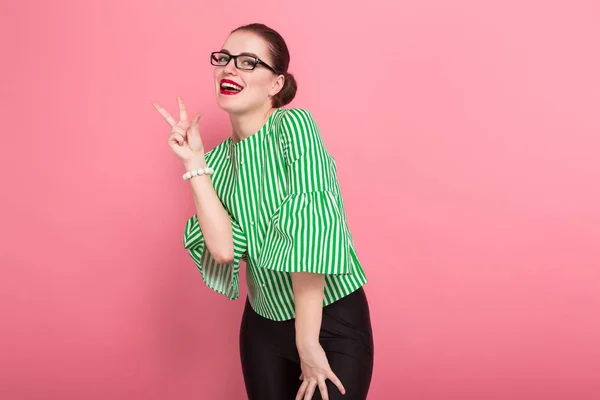 Hermosa Mujer Joven Gafas Con Estilo Que Muestra Gesto Victoria — Foto de Stock