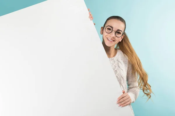 Chica Bonita Gafas Con Estilo Sosteniendo Banner Blanco Contra Fondo — Foto de Stock