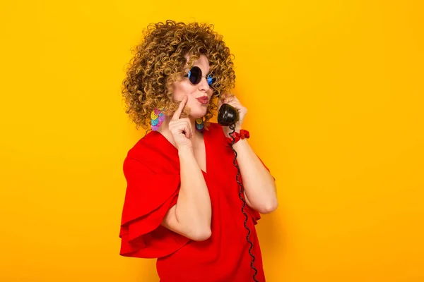 Atractiva Joven Mujer Pelo Rizado Vestido Rojo Gafas Sol Hablando — Foto de Stock