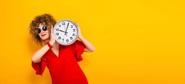 Attrayant Jeune Femme Aux Cheveux Bouclés Robe Rouge Tenant Horloge — Photo