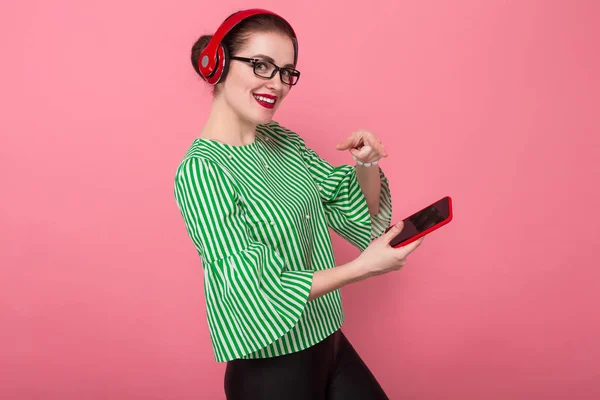 Gelukkig Aantrekkelijke Jonge Brunette Vrouw Rode Hoofdtelefoon Naar Camera Met — Stockfoto