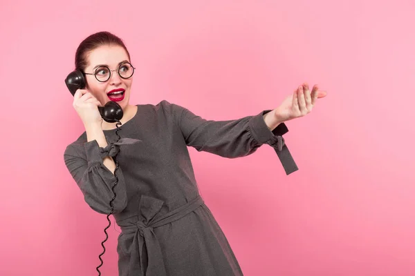Atractiva Joven Morena Mujer Gafas Que Habla Por Teléfono Viejo — Foto de Stock